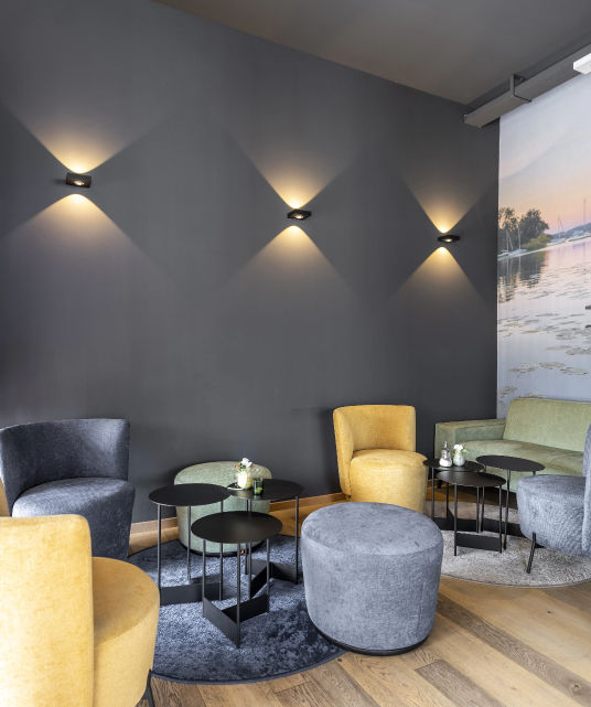 Gemütliche Sitzgarnituren im Dorf Café Lochen