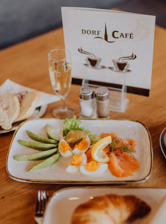 Fruehstueck mit Lachs und Ei 16