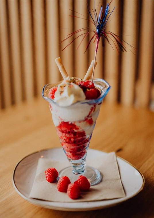 Eis im Glas mit Erdbeeren