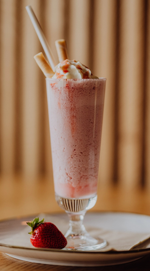 Eis in elegantem Glas