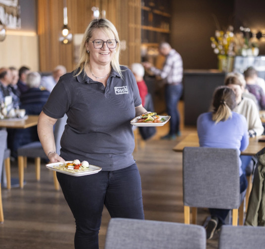 Kellnerin im Dorf Café