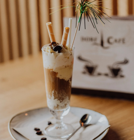 Eis im Glas mit Dekoration