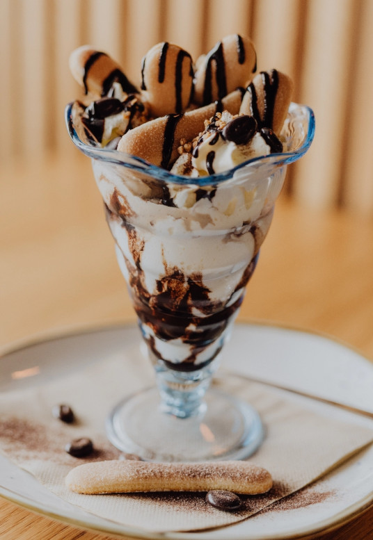 Eis mit Biskotten und Schoko Sauce