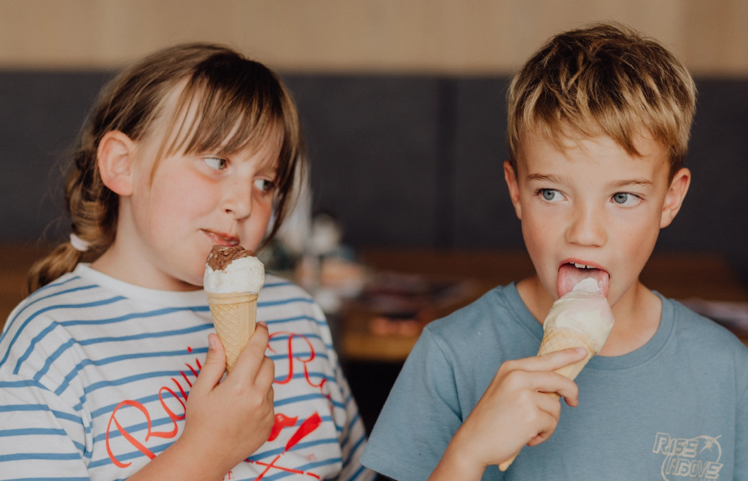 Zwei Kinder beim Eis essen