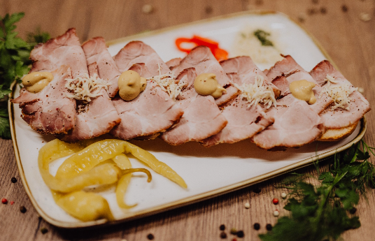 Geselchtes mit Brot